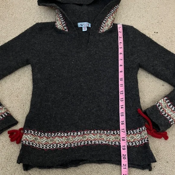 100% Wool Hooded Sweater, thumb holes, side slits, embroidered, xs/s, BDG UO - Picture 2 of 7